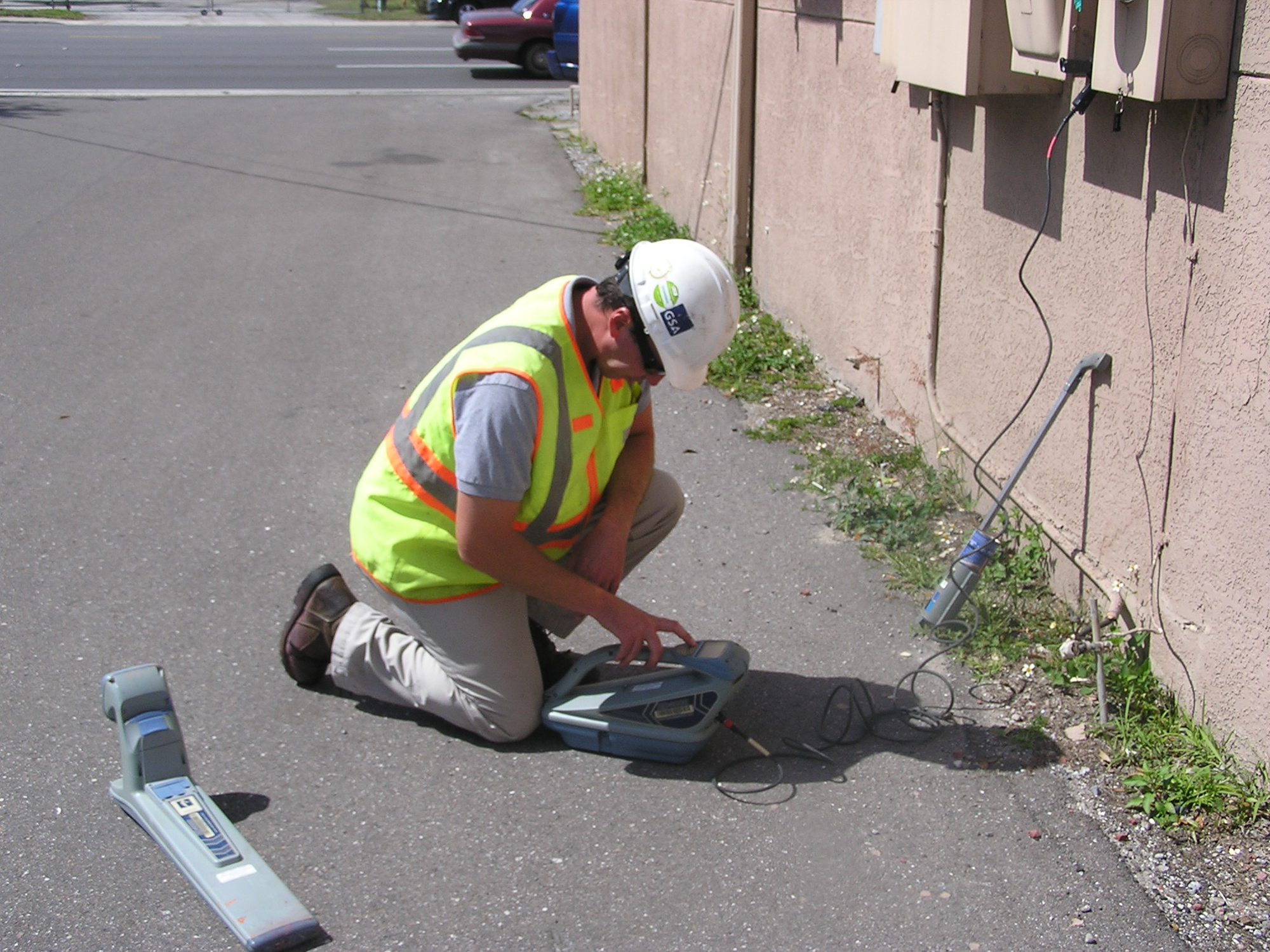 Using an RD-4000 Pipe and Cable Locator to Mark a Communication Line